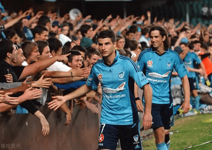 爱游戏app下载-法甲冲刺阶段走向成谜，马赛调整名单，压力陡增，资深球员宣示担当的简单介绍